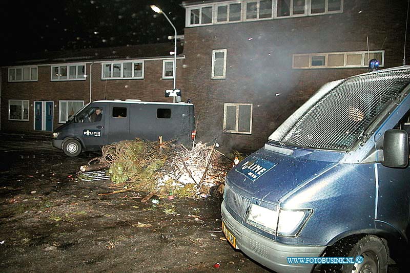 01010124.jpg - DE LOCOM :Dordrecht:01-01-2001:een rustig oud en neiuw in oud krispijn dit jaar de ME heeft enkele malen ingegrepen te Dordrecht werd op laste van de politie om 01.10 uur een cafe gesloten. Om 00.40 uur ziet de politie ca. 50 personen met jerrycans benzine lopen en wordt er met ' molotovcocktails'  gegooid. De mobiele eenheid moest ter plaatse komen om rust weder te laten keren. Deze digitale foto blijft eigendom van FOTOPERSBURO BUSINK. Wij hanteren de voorwaarden van het N.V.F. en N.V.J. Gebruik van deze foto impliceert dat u bekend bent  en akkoord gaat met deze voorwaarden bij publicatie.EB/ETIENNE BUSINK