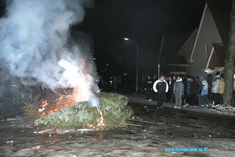 01010125.jpg - DE MERWESTEIJN :Dordrecht:01-01-2001:een rustig oud en neiuw in oud krispijn dit jaar de ME heeft enkele malen ingegrepen te Dordrecht werd op laste van de politie om 01.10 uur een cafe gesloten. Om 00.40 uur ziet de politie ca. 50 personen met jerrycans benzine lopen en wordt er met ' molotovcocktails'  gegooid. De mobiele eenheid moest ter plaatse komen om rust weder te laten keren. Deze digitale foto blijft eigendom van FOTOPERSBURO BUSINK. Wij hanteren de voorwaarden van het N.V.F. en N.V.J. Gebruik van deze foto impliceert dat u bekend bent  en akkoord gaat met deze voorwaarden bij publicatie.EB/ETIENNE BUSINK