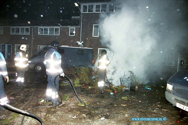 01010126.jpg - DE STEM VAN DORDT :Dordrecht:01-01-2001:een rustig oud en neiuw in oud krispijn dit jaar de ME heeft enkele malen ingegrepen te Dordrecht werd op laste van de politie om 01.10 uur een cafe gesloten. Om 00.40 uur ziet de politie ca. 50 personen met jerrycans benzine lopen en wordt er met ' molotovcocktails'  gegooid. De mobiele eenheid moest ter plaatse komen om rust weder te laten keren. Deze digitale foto blijft eigendom van FOTOPERSBURO BUSINK. Wij hanteren de voorwaarden van het N.V.F. en N.V.J. Gebruik van deze foto impliceert dat u bekend bent  en akkoord gaat met deze voorwaarden bij publicatie.EB/ETIENNE BUSINK