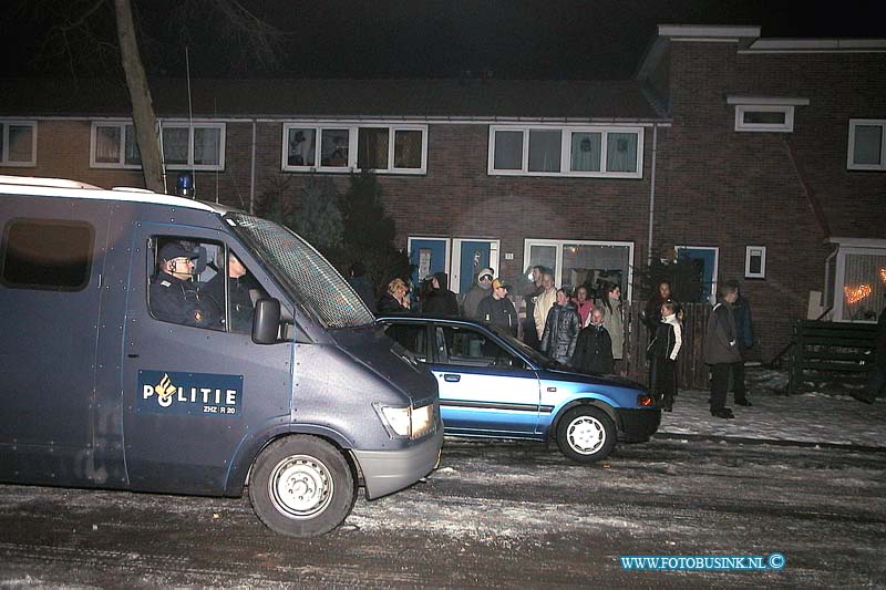 01010127.jpg - WFA :Dordrecht:01-01-2001:een rustig oud en neiuw in oud krispijn dit jaar de ME heeft enkele malen ingegrepen te Dordrecht werd op laste van de politie om 01.10 uur een cafe gesloten. Om 00.40 uur ziet de politie ca. 50 personen met jerrycans benzine lopen en wordt er met ' molotovcocktails'  gegooid. De mobiele eenheid moest ter plaatse komen om rust weder te laten keren. Deze digitale foto blijft eigendom van FOTOPERSBURO BUSINK. Wij hanteren de voorwaarden van het N.V.F. en N.V.J. Gebruik van deze foto impliceert dat u bekend bent  en akkoord gaat met deze voorwaarden bij publicatie.EB/ETIENNE BUSINK