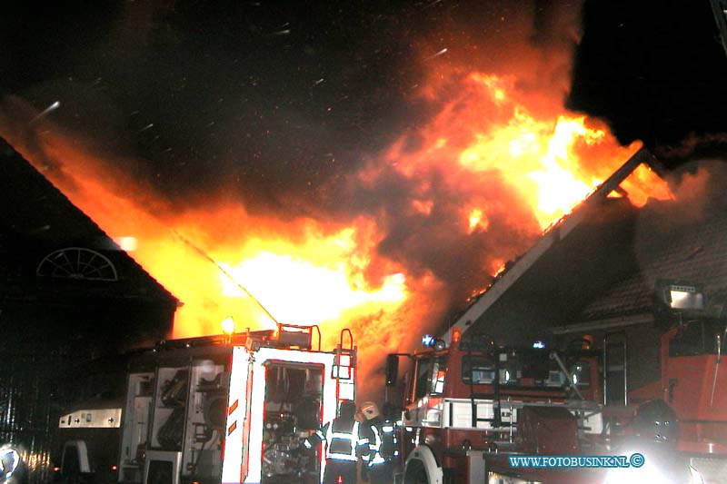 01010128.jpg - DE STEM VAN DORDT :Dordrecht:01-01-2000:ontstond een brand in een schuur van een leegstaande boerderij aan de Dubbelsteijnlaan te Dordrecht. Al snel was de brandweer de brand 'meester' . De oorzaak van de brand is nog niet helder. Deze digitale foto blijft eigendom van FOTOPERSBURO BUSINK. Wij hanteren de voorwaarden van het N.V.F. en N.V.J. Gebruik van deze foto impliceert dat u bekend bent  en akkoord gaat met deze voorwaarden bij publicatie.EB/ETIENNE BUSINK