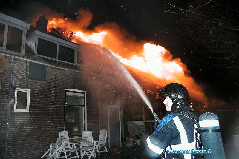 01010129.jpg - DE STEM VAN DORDT :Dordrecht:01-01-2000:ontstond een brand in een schuur van een leegstaande boerderij aan de Dubbelsteijnlaan te Dordrecht. Al snel was de brandweer de brand 'meester' . De oorzaak van de brand is nog niet helder. Deze digitale foto blijft eigendom van FOTOPERSBURO BUSINK. Wij hanteren de voorwaarden van het N.V.F. en N.V.J. Gebruik van deze foto impliceert dat u bekend bent  en akkoord gaat met deze voorwaarden bij publicatie.EB/ETIENNE BUSINK