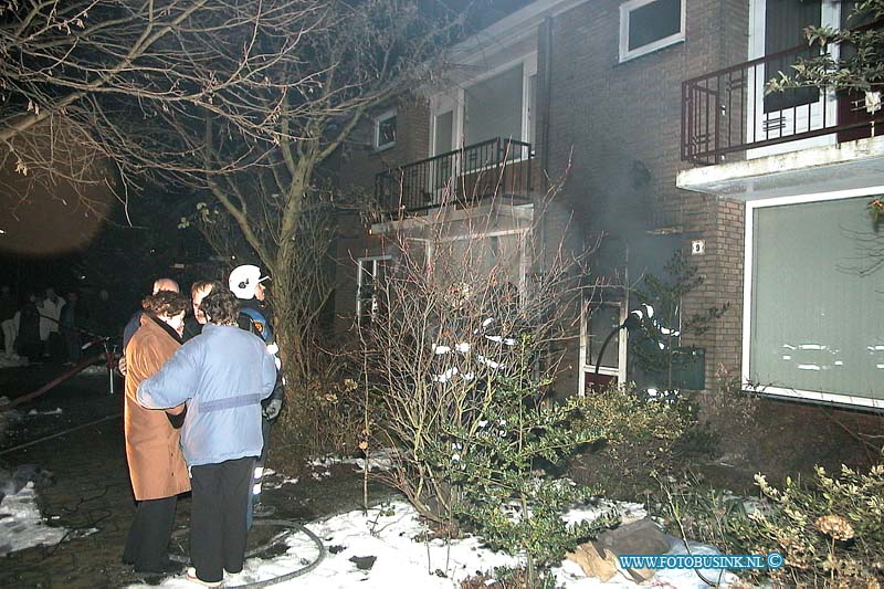 01010131.jpg - DE KOMBINATIE ZWIJNDRECHT:Zwijndrecht:0101-20001:Een woning aan de Schoutweg te Zwijndrecht brandde omstreeks 00.30 volledig uit. De oorzaak van de brand is vermoedelijk vuurwerk. Door afwezigheid van de bewoners vielen er gelukkig geen gewonden. Deze digitale foto blijft eigendom van FOTOPERSBURO BUSINK. Wij hanteren de voorwaarden van het N.V.F. en N.V.J. Gebruik van deze foto impliceert dat u bekend bent  en akkoord gaat met deze voorwaarden bij publicatie.EB/ETIENNE BUSINK