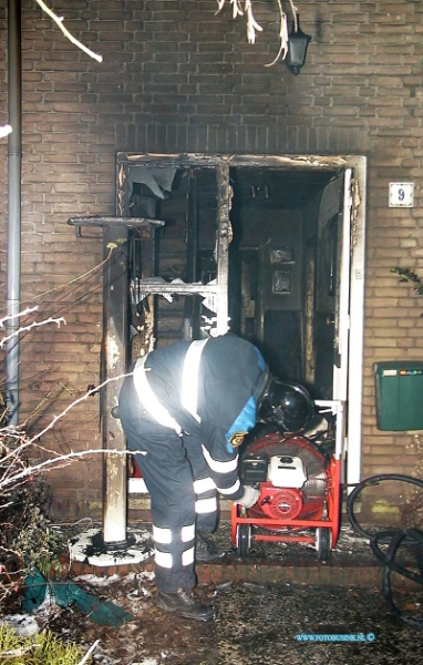 01010132.jpg - DE KOMBINATIE ZWIJNDRECHT:Zwijndrecht:0101-20001:Een woning aan de Schoutweg te Zwijndrecht brandde omstreeks 00.30 volledig uit. De oorzaak van de brand is vermoedelijk vuurwerk. Door afwezigheid van de bewoners vielen er gelukkig geen gewonden. Deze digitale foto blijft eigendom van FOTOPERSBURO BUSINK. Wij hanteren de voorwaarden van het N.V.F. en N.V.J. Gebruik van deze foto impliceert dat u bekend bent  en akkoord gaat met deze voorwaarden bij publicatie.EB/ETIENNE BUSINK