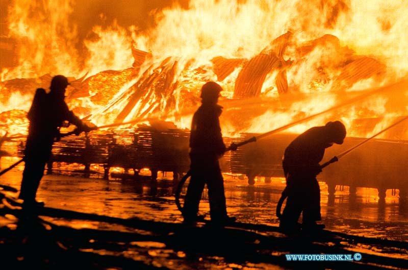 01010133.jpg - WFA :Hardingsveld giessendam:01-01-2001:Een houthandel aan de Rivierdijk te Hardinxveld-Giessendam brandde volledig uit. 50 brandweermannen waren vanaf 00.48 uur druk doende de heftige brand onder controle te krijgen. Omstreeks 04.00 werd het signaal ' brand meester' gegeven. Een verhuisbedrijf achter de houthandel liep water - en rookschade op. Het dak van een aangrenzende mallenmakerij vloog ook in brand.Omstreeks 01.00 uur brandde aan de Brandts Buysstraat " Nos Kas' uit. Er vielen geen slachtoffers. Nadere gegevens volgen.Deze digitale foto blijft eigendom van FOTOPERSBURO BUSINK. Wij hanteren de voorwaarden van het N.V.F. en N.V.J. Gebruik van deze foto impliceert dat u bekend bent  en akkoord gaat met deze voorwaarden bij publicatie.EB/ETIENNE BUSINK