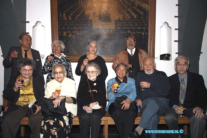 01010214.jpg - DE STEM VAN DORDT :Dordrecht:02-01-2000:nieuw jaar wensen in het dordtse stdadhuisDeze digitale foto blijft eigendom van FOTOPERSBURO BUSINK. Wij hanteren de voorwaarden van het N.V.F. en N.V.J. Gebruik van deze foto impliceert dat u bekend bent  en akkoord gaat met deze voorwaarden bij publicatie.EB/ETIENNE BUSINK