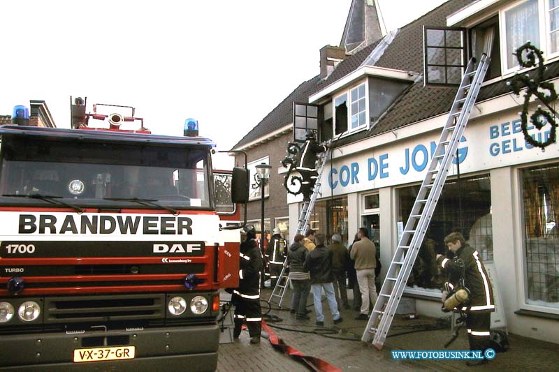 01010302.jpg - Het Kontakt :Giessenburg:03-01-2001:BRAND BOVEN WINKELGIESSENBURG- Op woensdagmorgen, 3 januari 2001 omstreeks 10.45 uur, brak brand uit in een woning gelegen boven een winkel in beeld en geluid aan de Dorpsstraat.Op het moment van de brand was de winkel geopend en waren er geen personen in de woning. De brand werd ontdekt door het personeel dat knallen hoorde en rook via het trapgat zag komen. Direct werd de brandweer gewaarschuwd en trachtten personeelsleden de brand met een brandblusser te blussen. Dit lukte niet en de brandweer nam het karwei over. Het woongedeelte brandde geheel uit.Deze digitale foto blijft eigendom van FOTOPERSBURO BUSINK. Wij hanteren de voorwaarden van het N.V.F. en N.V.J. Gebruik van deze foto impliceert dat u bekend bent  en akkoord gaat met deze voorwaarden bij publicatie.EB/ETIENNE BUSINK