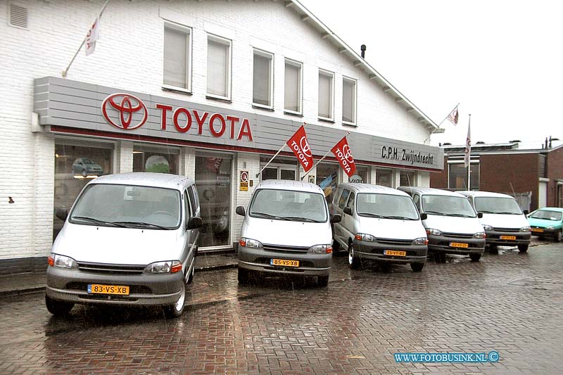01010503.jpg - DORDTCENTRAAL :Zwijndrecht:05-01-2001: Autobedrijf Zwijndrecht, Christiaan Huygensstraat 23 in Zw. Aflevering van zes bedrijfsauto's.Deze digitale foto blijft eigendom van FOTOPERSBURO BUSINK. Wij hanteren de voorwaarden van het N.V.F. en N.V.J. Gebruik van deze foto impliceert dat u bekend bent  en akkoord gaat met deze voorwaarden bij publicatie.EB/ETIENNE BUSINK