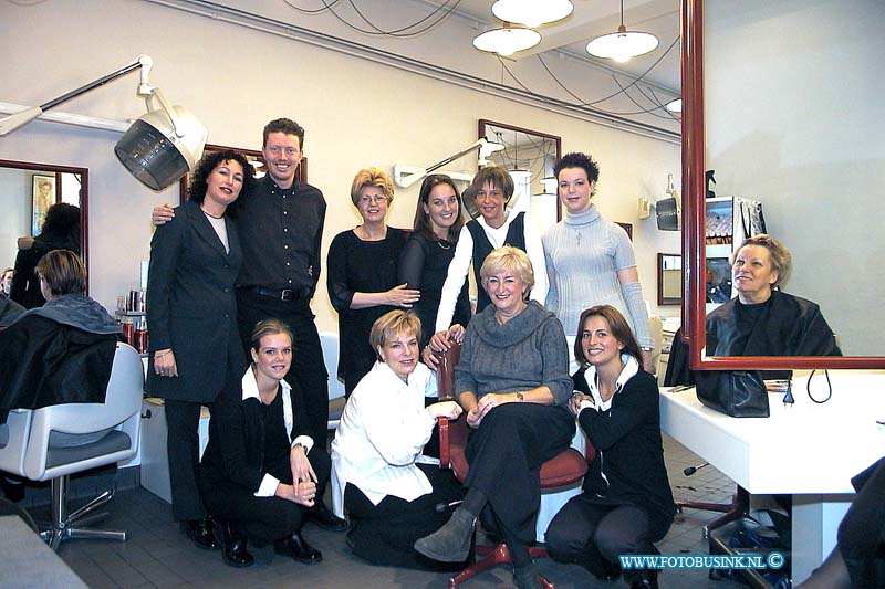 01010623.jpg - DE STEM VAN DORDT :Dordrecht:06-01-2001:kapsersalon van pelt statenplein foto wil seijp met vut gegaan met groep er om heen Deze digitale foto blijft eigendom van FOTOPERSBURO BUSINK. Wij hanteren de voorwaarden van het N.V.F. en N.V.J. Gebruik van deze foto impliceert dat u bekend bent  en akkoord gaat met deze voorwaarden bij publicatie.EB/ETIENNE BUSINK