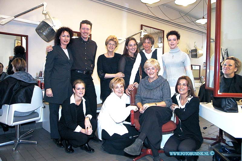 01010624.jpg - DE STEM VAN DORDT :Dordrecht:06-01-2001:kapsersalon van pelt statenplein foto wil seijp met vut gegaan met groep er om heen Deze digitale foto blijft eigendom van FOTOPERSBURO BUSINK. Wij hanteren de voorwaarden van het N.V.F. en N.V.J. Gebruik van deze foto impliceert dat u bekend bent  en akkoord gaat met deze voorwaarden bij publicatie.EB/ETIENNE BUSINK