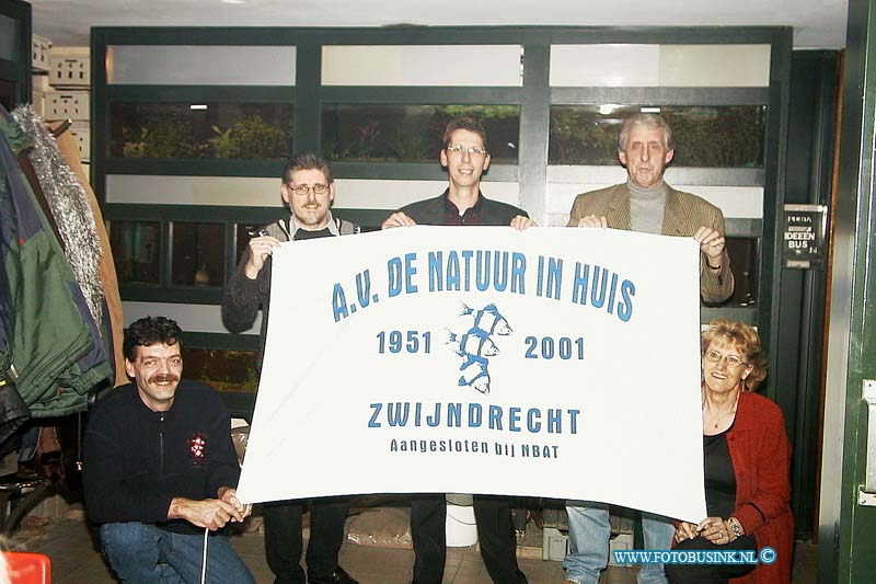 01010628.jpg - DORDTCENTRAAL :Zwijndrecht:06-01-2001:Zwijndrechtse aqauariumvereniging De Natuur In Huis. Bij de start van het vijftigjarig jubileum presenteert de vereniging haar nieuwe clubvaandel op de nieuwjaarsreceptieDeze digitale foto blijft eigendom van FOTOPERSBURO BUSINK. Wij hanteren de voorwaarden van het N.V.F. en N.V.J. Gebruik van deze foto impliceert dat u bekend bent  en akkoord gaat met deze voorwaarden bij publicatie.EB/ETIENNE BUSINK