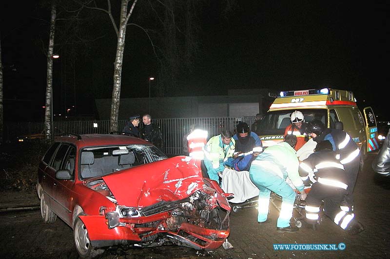 01010903.jpg - DORDTENAAR :Zwijndrecht:09-01-2001:politie auto bost op personenauto molenvliet zwijndrecht 2 zwaar gewondenDeze digitale foto blijft eigendom van FOTOPERSBURO BUSINK. Wij hanteren de voorwaarden van het N.V.F. en N.V.J. Gebruik van deze foto impliceert dat u bekend bent  en akkoord gaat met deze voorwaarden bij publicatie.EB/ETIENNE BUSINK