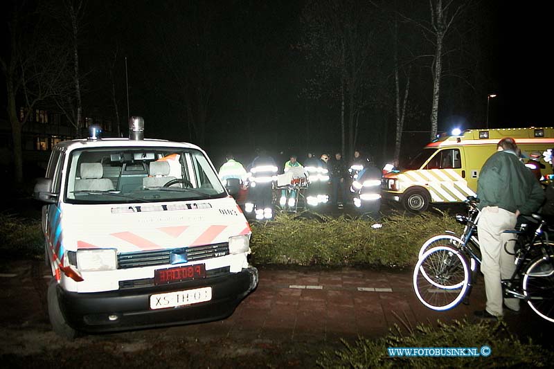 01010904.jpg - DORDTENAAR :Zwijndrecht:09-01-2001:politie auto bost op personenauto molenvliet zwijndrecht 2 zwaar gewondenDeze digitale foto blijft eigendom van FOTOPERSBURO BUSINK. Wij hanteren de voorwaarden van het N.V.F. en N.V.J. Gebruik van deze foto impliceert dat u bekend bent  en akkoord gaat met deze voorwaarden bij publicatie.EB/ETIENNE BUSINK