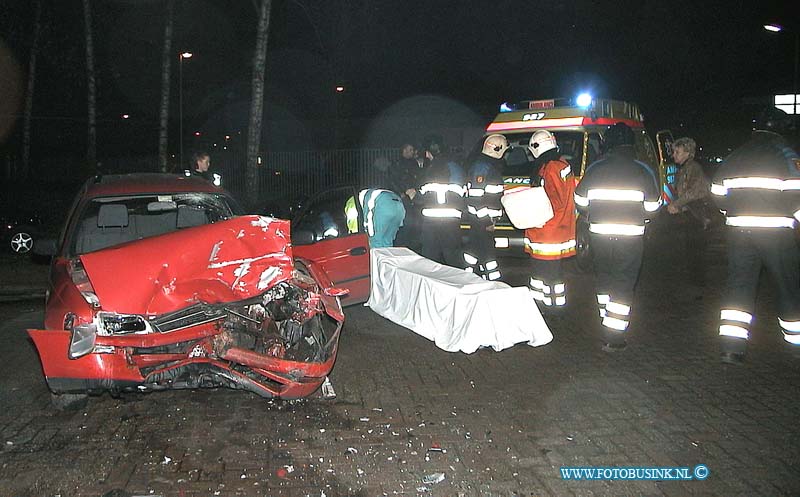 01010905.jpg - ROTTERDAMS DAGBLAD :Zwijndrecht:09-01-2001:politie auto bost op personenauto molenvliet zwijndrecht 2 zwaar gewondenDeze digitale foto blijft eigendom van FOTOPERSBURO BUSINK. Wij hanteren de voorwaarden van het N.V.F. en N.V.J. Gebruik van deze foto impliceert dat u bekend bent  en akkoord gaat met deze voorwaarden bij publicatie.EB/ETIENNE BUSINK