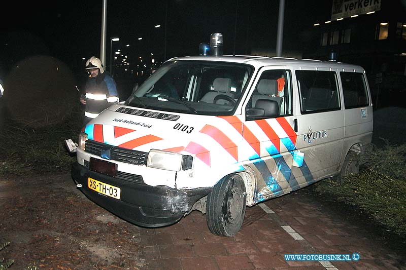 01010906.jpg - ROTTERDAMS DAGBLAD :Zwijndrecht:09-01-2001:politie auto bost op personenauto molenvliet zwijndrecht 2 zwaar gewondenDeze digitale foto blijft eigendom van FOTOPERSBURO BUSINK. Wij hanteren de voorwaarden van het N.V.F. en N.V.J. Gebruik van deze foto impliceert dat u bekend bent  en akkoord gaat met deze voorwaarden bij publicatie.EB/ETIENNE BUSINK