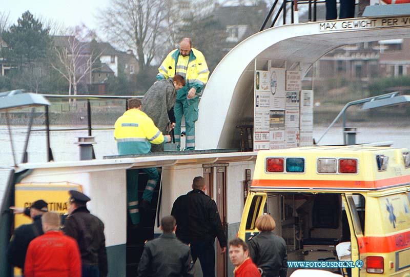 01011003.jpg - WFA :Kinderdijk:10-01-2001:SLEEPBOOT GEZONKENKINDERDIJK - Een sleepboot is in het water gezonken. Het schip voer op woensdagmorgen 10 januari 2001 omstreeks 11.30 uur vanaf de rivier De Noord de rivier De Lek op ter hoogte van Kinderdijk. Door nog onbekende oorzaak kapseisde de 'Ledi' plotseling en zonk kort hierna. Het echtpaar dat op hun schip was klom snel op de stuurhut. De 49-jarige schipper uit Raamsdonksveer gooide een surfplank voor zijn 47-jarige vrouw in het water. De vrouw ging het water in. De schipper zelf trok een zwemvest aan en ging ook de rivier in. De twee schippers (41 en 56 jaar uit Krimpen aan den IJssel) van de veerboot die vaart tussen Kinderdijk en Krimpen aan den Lek zagen de zinkende sleepboot en het echtpaar in nood. Ze aarzelden geen moment. De pont voer direct naar de twee, liet zijn laadklep zakken en men haalde de opvarenden naar binnen. Ambulances brachten hen voor onderzoek naar het ziekenhuis, ze hadden in ieder geval onderkoelingsverschijnselen. De 'Ledi' was onderweg met vier gekoppelde bakken op sleeptouw. Rijkswaterstaat haalde met hulp van een binnenvaartschip de bakken aan de kant. Een bergingsbedrijf probeert het gezonken wrak te lichtenDeze digitale foto blijft eigendom van FOTOPERSBURO BUSINK. Wij hanteren de voorwaarden van het N.V.F. en N.V.J. Gebruik van deze foto impliceert dat u bekend bent  en akkoord gaat met deze voorwaarden bij publicatie.EB/ETIENNE BUSINK