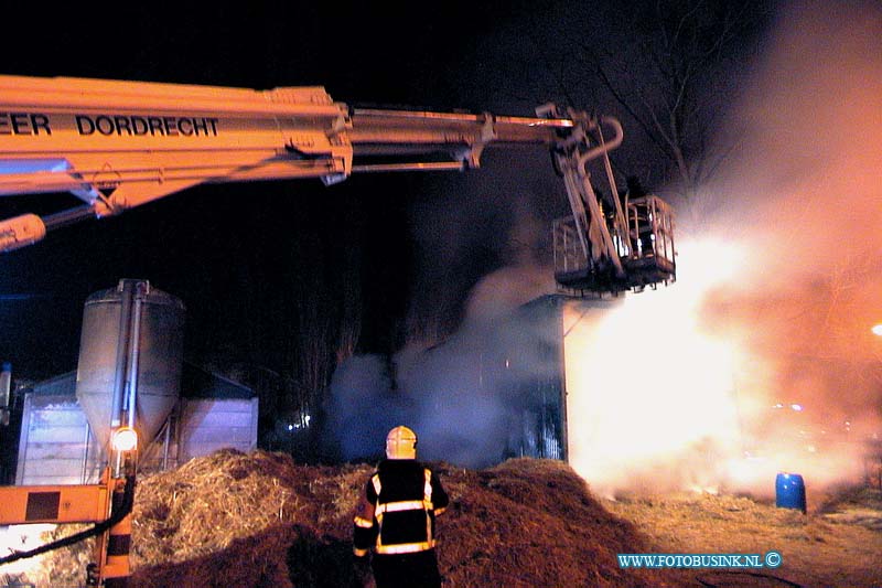 01011201.jpg - DORDTENAAR :Dordrecht:12-01-2001:brand op dordtse manege op de spirea een loods met stro stond in lichte laaienDeze digitale foto blijft eigendom van FOTOPERSBURO BUSINK. Wij hanteren de voorwaarden van het N.V.F. en N.V.J. Gebruik van deze foto impliceert dat u bekend bent  en akkoord gaat met deze voorwaarden bij publicatie.EB/ETIENNE BUSINK