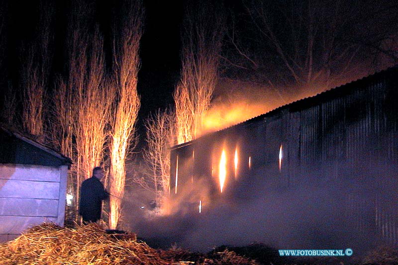 01011202.jpg - DORDTENAAR :Dordrecht:12-01-2001:brand op dordtse manege op de spirea een loods met stro stond in lichte laaienDeze digitale foto blijft eigendom van FOTOPERSBURO BUSINK. Wij hanteren de voorwaarden van het N.V.F. en N.V.J. Gebruik van deze foto impliceert dat u bekend bent  en akkoord gaat met deze voorwaarden bij publicatie.EB/ETIENNE BUSINK