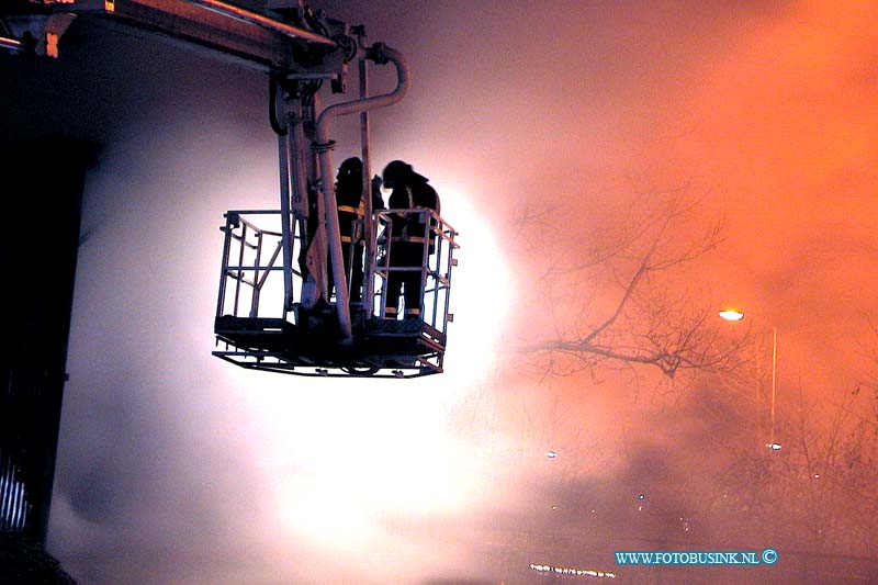 01011204.jpg - DORDTCENTRAAL :Dordrecht:12-01-2001:brand op dordtse manege op de spirea een loods met stro stond in lichte laaienDeze digitale foto blijft eigendom van FOTOPERSBURO BUSINK. Wij hanteren de voorwaarden van het N.V.F. en N.V.J. Gebruik van deze foto impliceert dat u bekend bent  en akkoord gaat met deze voorwaarden bij publicatie.EB/ETIENNE BUSINK