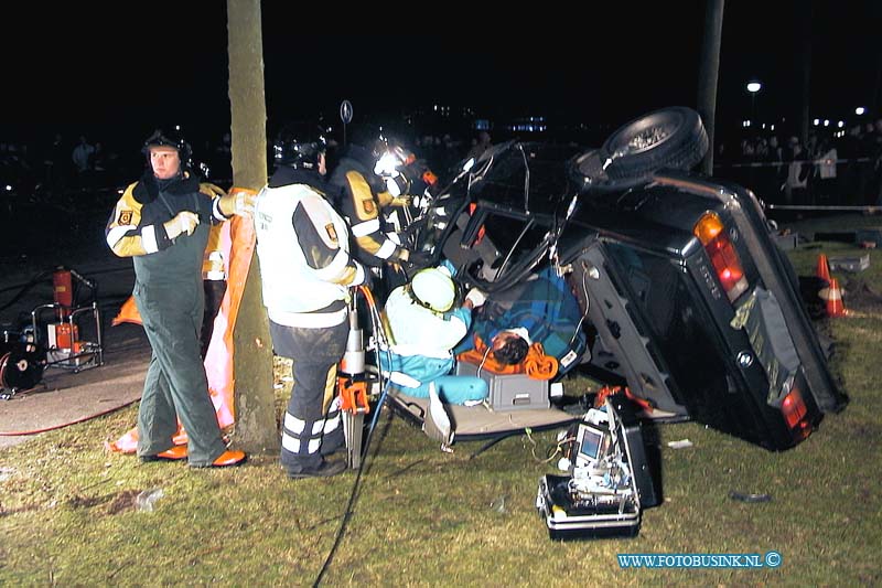 01011301.jpg - DE LOCOM :H.I.Ambacht:13-01-2001:AANRIJDING MET BEKNELLINGHENDRIK- IDO-AMBACHT - Een auto met twee inzittenden is zaterdagavond 13 januari op de Antoniuslaan tegen een boom gebotst. Rond 19.20 uur verloor de bestuurder door onbekende oorzaak de macht over het stuur en botste hij frontaal tegen een boom. Hierdoor brak de boom af. Het voertuig gleed door over het afgebroken deel, kantelde en kwam op zijn dak terecht. De twee slachtoffers raakten bekneld in de auto. De brandweer kon na ruim drie kwartier de 16-jarige jongen uit Hendrik-Ido-Ambacht bevrijden. Hij is met een beenfractuur overgebracht naar het Utrechts Medisch Centrum. Pas na twee uur kon het tweede slachtoffer, een 19-jarige inwoner van Hendrik-Ido-Ambacht, uit de auto worden gehaald. Hij is met beenfracturen opgenomen in het Ziekenhuis Dijkzigt in Rotterdam. De politie onderzoekt de oorzaak van het ongeval.Deze digitale foto blijft eigendom van FOTOPERSBURO BUSINK. Wij hanteren de voorwaarden van het N.V.F. en N.V.J. Gebruik van deze foto impliceert dat u bekend bent  en akkoord gaat met deze voorwaarden bij publicatie.EB/ETIENNE BUSINK