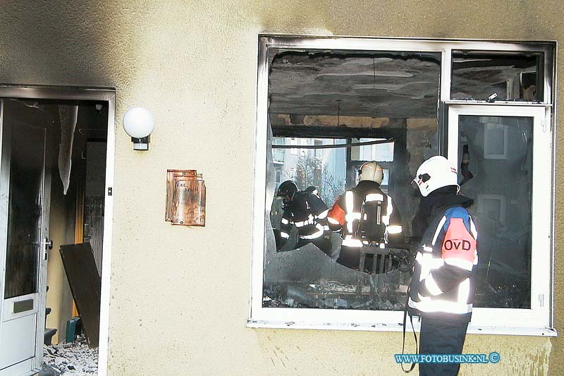 01011305.jpg - DE LOCOM :Dordrecht:13-01-2001:WONINGBRANDDORDRECHT - Bij een woning aan de Sperwerstraat brak zaterdagochtend 12 januari rond 09.00 uur brand uit. De bewoners konden op tijd uit de woning komen. De brandweer heeft het vuur geblust, maar kon niet voorkomen dat de woonkamer geheel uitbrandde. Door de rookvorming en hitte is de rest van het pand verloren gegaan. De brand is ontstaan door het vallen van een kaars op een stoffen bank.Deze digitale foto blijft eigendom van FOTOPERSBURO BUSINK. Wij hanteren de voorwaarden van het N.V.F. en N.V.J. Gebruik van deze foto impliceert dat u bekend bent  en akkoord gaat met deze voorwaarden bij publicatie.EB/ETIENNE BUSINK