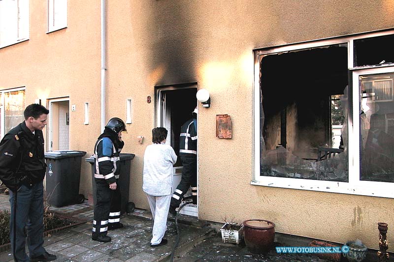 01011306.jpg - DE DORDTENAAR:Dordrecht:13-01-2001:WONINGBRAND eigenaarresse neemt kijkje in uitgebrande woningDORDRECHT - Bij een woning aan de Sperwerstraat brak zaterdagochtend 12 januari rond 09.00 uur brand uit. De bewoners konden op tijd uit de woning komen. De brandweer heeft het vuur geblust, maar kon niet voorkomen dat de woonkamer geheel uitbrandde. Door de rookvorming en hitte is de rest van het pand verloren gegaan. De brand is ontstaan door het vallen van een kaars op een stoffen bank.Deze digitale foto blijft eigendom van FOTOPERSBURO BUSINK. Wij hanteren de voorwaarden van het N.V.F. en N.V.J. Gebruik van deze foto impliceert dat u bekend bent  en akkoord gaat met deze voorwaarden bij publicatie.EB/ETIENNE BUSINK