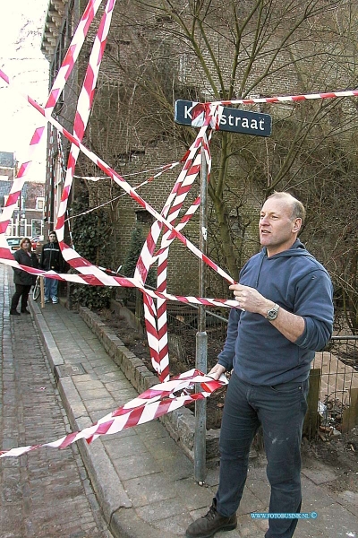 01011308.jpg - DORDTENAAR :Dordrecht:13-01-2001: Dordrecht Inpakken van woningen als protest tegen verkeers scirculatieplan dordtse binnestad foto houttuinenDeze digitale foto blijft eigendom van FOTOPERSBURO BUSINK. Wij hanteren de voorwaarden van het N.V.F. en N.V.J. Gebruik van deze foto impliceert dat u bekend bent  en akkoord gaat met deze voorwaarden bij publicatie.EB/ETIENNE BUSINK