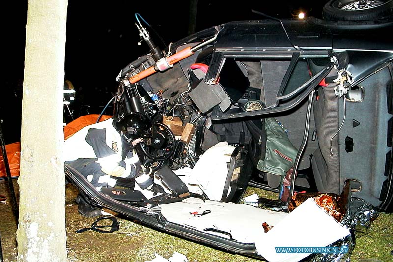 01011313.jpg - Zwijndrechtse kombinatie:H.I.Ambacht:13-01-2001:AANRIJDING MET BEKNELLINGHENDRIK- IDO-AMBACHT - Een auto met twee inzittenden is zaterdagavond 13 januari op de Antoniuslaan tegen een boom gebotst. Rond 19.20 uur verloor de bestuurder door onbekende oorzaak de macht over het stuur en botste hij frontaal tegen een boom. Hierdoor brak de boom af. Het voertuig gleed door over het afgebroken deel, kantelde en kwam op zijn dak terecht. De twee slachtoffers raakten bekneld in de auto. De brandweer kon na ruim drie kwartier de 16-jarige jongen uit Hendrik-Ido-Ambacht bevrijden. Hij is met een beenfractuur overgebracht naar het Utrechts Medisch Centrum. Pas na twee uur kon het tweede slachtoffer, een 19-jarige inwoner van Hendrik-Ido-Ambacht, uit de auto worden gehaald. Hij is met beenfracturen opgenomen in het Ziekenhuis Dijkzigt in Rotterdam. De politie onderzoekt de oorzaak van het ongeval.Deze digitale foto blijft eigendom van FOTOPERSBURO BUSINK. Wij hanteren de voorwaarden van het N.V.F. en N.V.J. Gebruik van deze foto impliceert dat u bekend bent  en akkoord gaat met deze voorwaarden bij publicatie.EB/ETIENNE BUSINK