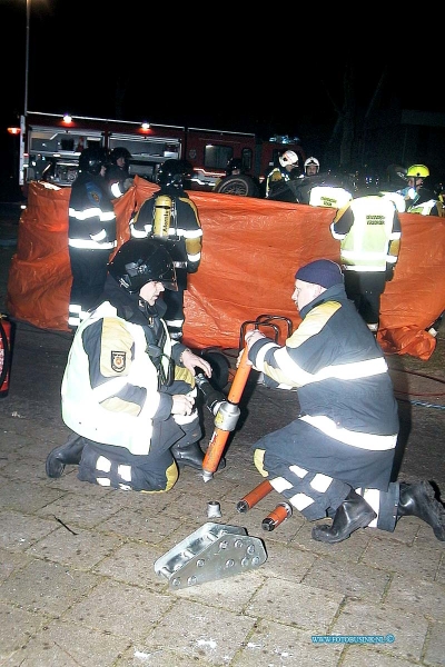 01011316.jpg - Zwijndrechtse kombinatie:H.I.Ambacht:13-01-2001:AANRIJDING MET BEKNELLINGHENDRIK- IDO-AMBACHT - Een auto met twee inzittenden is zaterdagavond 13 januari op de Antoniuslaan tegen een boom gebotst. Rond 19.20 uur verloor de bestuurder door onbekende oorzaak de macht over het stuur en botste hij frontaal tegen een boom. Hierdoor brak de boom af. Het voertuig gleed door over het afgebroken deel, kantelde en kwam op zijn dak terecht. De twee slachtoffers raakten bekneld in de auto. De brandweer kon na ruim drie kwartier de 16-jarige jongen uit Hendrik-Ido-Ambacht bevrijden. Hij is met een beenfractuur overgebracht naar het Utrechts Medisch Centrum. Pas na twee uur kon het tweede slachtoffer, een 19-jarige inwoner van Hendrik-Ido-Ambacht, uit de auto worden gehaald. Hij is met beenfracturen opgenomen in het Ziekenhuis Dijkzigt in Rotterdam. De politie onderzoekt de oorzaak van het ongeval.Deze digitale foto blijft eigendom van FOTOPERSBURO BUSINK. Wij hanteren de voorwaarden van het N.V.F. en N.V.J. Gebruik van deze foto impliceert dat u bekend bent  en akkoord gaat met deze voorwaarden bij publicatie.EB/ETIENNE BUSINK