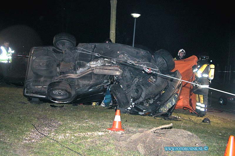 01011317.jpg - Zwijndrechtse kombinatie:H.I.Ambacht:13-01-2001:AANRIJDING MET BEKNELLINGHENDRIK- IDO-AMBACHT - Een auto met twee inzittenden is zaterdagavond 13 januari op de Antoniuslaan tegen een boom gebotst. Rond 19.20 uur verloor de bestuurder door onbekende oorzaak de macht over het stuur en botste hij frontaal tegen een boom. Hierdoor brak de boom af. Het voertuig gleed door over het afgebroken deel, kantelde en kwam op zijn dak terecht. De twee slachtoffers raakten bekneld in de auto. De brandweer kon na ruim drie kwartier de 16-jarige jongen uit Hendrik-Ido-Ambacht bevrijden. Hij is met een beenfractuur overgebracht naar het Utrechts Medisch Centrum. Pas na twee uur kon het tweede slachtoffer, een 19-jarige inwoner van Hendrik-Ido-Ambacht, uit de auto worden gehaald. Hij is met beenfracturen opgenomen in het Ziekenhuis Dijkzigt in Rotterdam. De politie onderzoekt de oorzaak van het ongeval.Deze digitale foto blijft eigendom van FOTOPERSBURO BUSINK. Wij hanteren de voorwaarden van het N.V.F. en N.V.J. Gebruik van deze foto impliceert dat u bekend bent  en akkoord gaat met deze voorwaarden bij publicatie.EB/ETIENNE BUSINK