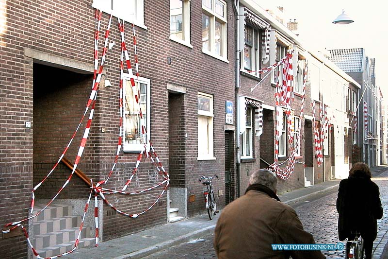 01011318.jpg - Dordtcentraal :Dordrecht:13-01-2001: Dordrecht Inpakken van woningen als protest tegen verkeers scirculatieplan dordtse binnestad foto houttuinenDeze digitale foto blijft eigendom van FOTOPERSBURO BUSINK. Wij hanteren de voorwaarden van het N.V.F. en N.V.J. Gebruik van deze foto impliceert dat u bekend bent  en akkoord gaat met deze voorwaarden bij publicatie.EB/ETIENNE BUSINK