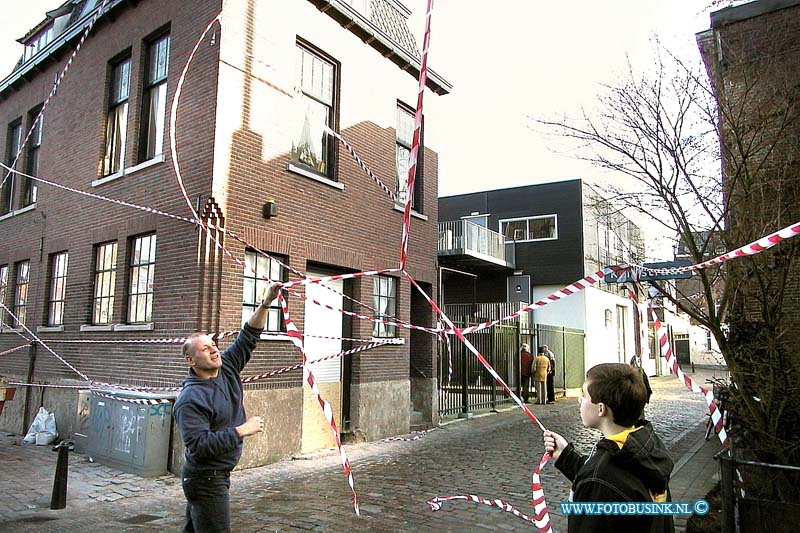 01011321.jpg - DE STEM VAN DORDT :Dordrecht:13-01-2001: Dordrecht Inpakken van woningen als protest tegen verkeers scirculatieplan dordtse binnestad foto houttuinenDeze digitale foto blijft eigendom van FOTOPERSBURO BUSINK. Wij hanteren de voorwaarden van het N.V.F. en N.V.J. Gebruik van deze foto impliceert dat u bekend bent  en akkoord gaat met deze voorwaarden bij publicatie.EB/ETIENNE BUSINK