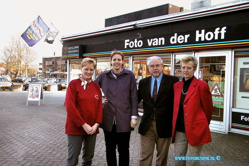 01011323.jpg - DORDTCENTRAAL :Dordrecht:13-01-2001:nieuwe eignaren en een groep medewerkers van Fotozaak van der Hoff aan het Damplein. Ger en Heleen van Dongen.Deze digitale foto blijft eigendom van FOTOPERSBURO BUSINK. Wij hanteren de voorwaarden van het N.V.F. en N.V.J. Gebruik van deze foto impliceert dat u bekend bent  en akkoord gaat met deze voorwaarden bij publicatie.EB/ETIENNE BUSINK