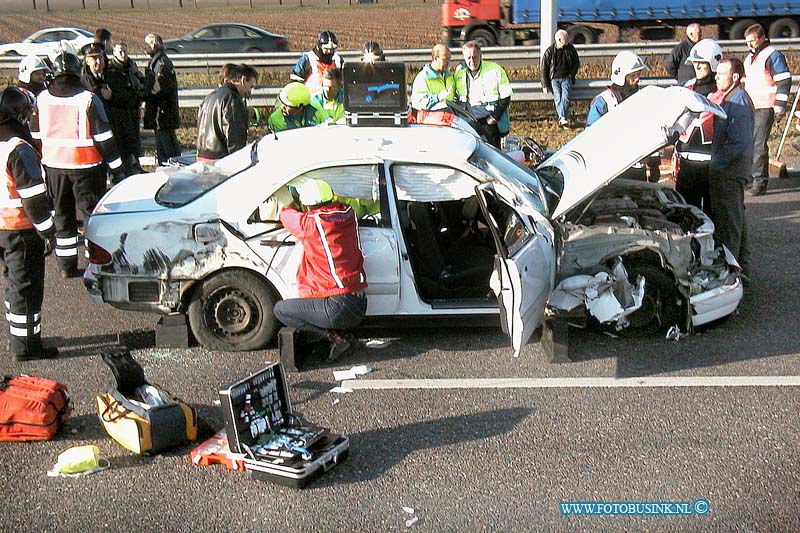 01011602.jpg - WFA :Dordrecht:16-01-2001:Aanrijding tussen taxi en vrachtwagenVanmiddag vond omstreeks 12.30 uur op de A16 ter hoogte van 's-Gravendeel een ongeluk plaats tussen een taxi en een vrachtwagen. Hierbij raakten 2 personen zwaargewond en twee personen lichtgewond.  De taxi, die op de middenbaan reed, week uit, waarschijnlijk voor een andere vrachtwagen. waardoor de chauffeur van de taxi de macht over het stuur verloor. Daarop raakte de taxi onder het hellende gedeelte van de vrachtwagen die op de rechterrijbaan reed.  De taxi was vanuit Heerlen op weg naar het Albert Schweitzer Ziekenhuis te Dordrecht.  De taxichauffeur kwam er met de schrik vanaf en was nog goed aanspreekbaar. De inzittende naast de bestuurder liep aangezichtpijn op door glas. Hij is naar het Refaja ziekenhuis gebracht. Zijn echtgenote, die achterin de taxi zat liep blauwe plekken op. Twee zussen, die tevens achter in de taxi zaten raakten ernstig gewond.  Zij moesten door de Brandweer uit de auto geknipt worden. De ene zus had rugklachten en hoofdletsel en werd naar het Merwedeziekenhuis gebracht. De andere zus raakte in shocktoestand en werd met hoofd en nekletsel naar het Dijkzicht ziekenhuis gebracht. Haar toestand is slecht.De vrachtwagenchauffeur uit Dordrecht liep geen verwondingen of schade op en heeft eerste hulp aangeboden. De A16 is ongeveer 2 uur afgesloten geweest. Er ontstond een behoorlijke file. Door Rijkswaterstaat werd het verkeer ter hoogte van Zonzeel omgeleid. De politie is op zoek naar de Belgische vrachtwagenchauffeur die eventueel een rol heeft gespeeld bij het ongeluk. Ook zet de politie een sporenonderzoek in naar de ware toedracht van het ongeluk.  Op de andere rijstrook vond in tegengestelde richting een aanrijding plaats Deze digitale foto blijft eigendom van FOTOPERSBURO BUSINK. Wij hanteren de voorwaarden van het N.V.F. en N.V.J. Gebruik van deze foto impliceert dat u bekend bent  en akkoord gaat met deze voorwaarden bij publicatie.EB/ETIENNE BUSINK