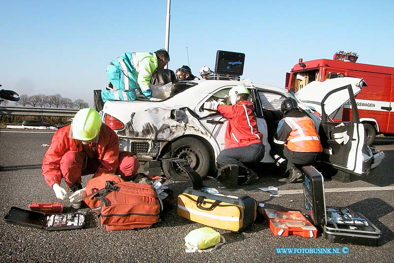 01011603.jpg - WFA :Dordrecht:16-01-2001:Aanrijding tussen taxi en vrachtwagenVanmiddag vond omstreeks 12.30 uur op de A16 ter hoogte van 's-Gravendeel een ongeluk plaats tussen een taxi en een vrachtwagen. Hierbij raakten 2 personen zwaargewond en twee personen lichtgewond.  De taxi, die op de middenbaan reed, week uit, waarschijnlijk voor een andere vrachtwagen. waardoor de chauffeur van de taxi de macht over het stuur verloor. Daarop raakte de taxi onder het hellende gedeelte van de vrachtwagen die op de rechterrijbaan reed.  De taxi was vanuit Heerlen op weg naar het Albert Schweitzer Ziekenhuis te Dordrecht.  De taxichauffeur kwam er met de schrik vanaf en was nog goed aanspreekbaar. De inzittende naast de bestuurder liep aangezichtpijn op door glas. Hij is naar het Refaja ziekenhuis gebracht. Zijn echtgenote, die achterin de taxi zat liep blauwe plekken op. Twee zussen, die tevens achter in de taxi zaten raakten ernstig gewond.  Zij moesten door de Brandweer uit de auto geknipt worden. De ene zus had rugklachten en hoofdletsel en werd naar het Merwedeziekenhuis gebracht. De andere zus raakte in shocktoestand en werd met hoofd en nekletsel naar het Dijkzicht ziekenhuis gebracht. Haar toestand is slecht.De vrachtwagenchauffeur uit Dordrecht liep geen verwondingen of schade op en heeft eerste hulp aangeboden. De A16 is ongeveer 2 uur afgesloten geweest. Er ontstond een behoorlijke file. Door Rijkswaterstaat werd het verkeer ter hoogte van Zonzeel omgeleid. De politie is op zoek naar de Belgische vrachtwagenchauffeur die eventueel een rol heeft gespeeld bij het ongeluk. Ook zet de politie een sporenonderzoek in naar de ware toedracht van het ongeluk.  Op de andere rijstrook vond in tegengestelde richting een aanrijding plaats Deze digitale foto blijft eigendom van FOTOPERSBURO BUSINK. Wij hanteren de voorwaarden van het N.V.F. en N.V.J. Gebruik van deze foto impliceert dat u bekend bent  en akkoord gaat met deze voorwaarden bij publicatie.EB/ETIENNE BUSINK