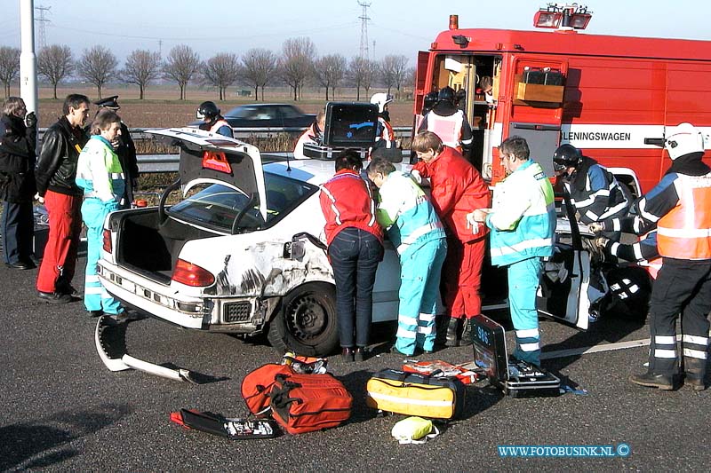 01011604.jpg - ROTTERDAMS DAGBLAD :Dordrecht:16-01-2001:Aanrijding tussen taxi en vrachtwagenVanmiddag vond omstreeks 12.30 uur op de A16 ter hoogte van 's-Gravendeel een ongeluk plaats tussen een taxi en een vrachtwagen. Hierbij raakten 2 personen zwaargewond en twee personen lichtgewond.  De taxi, die op de middenbaan reed, week uit, waarschijnlijk voor een andere vrachtwagen. waardoor de chauffeur van de taxi de macht over het stuur verloor. Daarop raakte de taxi onder het hellende gedeelte van de vrachtwagen die op de rechterrijbaan reed.  De taxi was vanuit Heerlen op weg naar het Albert Schweitzer Ziekenhuis te Dordrecht.  Deze digitale foto blijft eigendom van FOTOPERSBURO BUSINK. Wij hanteren de voorwaarden van het N.V.F. en N.V.J. Gebruik van deze foto impliceert dat u bekend bent  en akkoord gaat met deze voorwaarden bij publicatie.EB/ETIENNE BUSINK