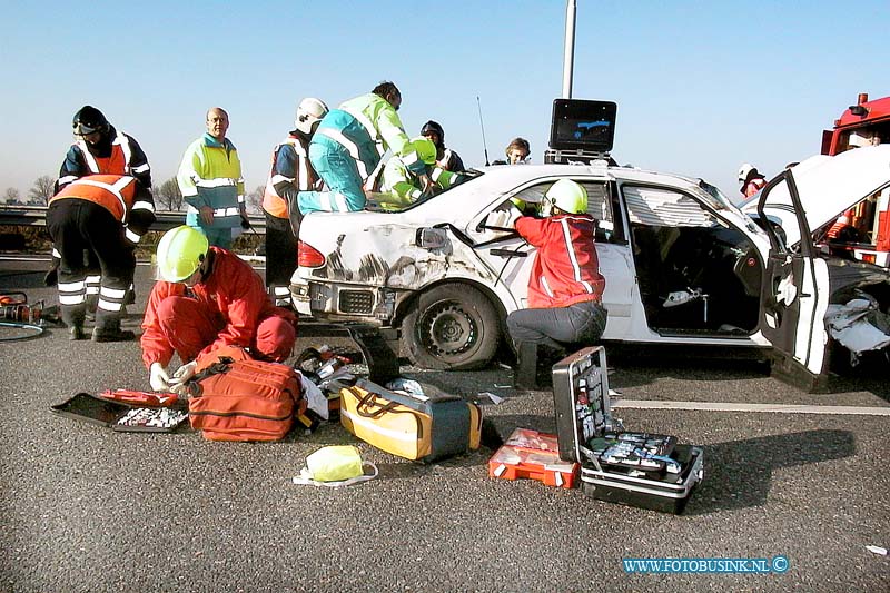 01011605.jpg - ROTTERDAMS DAGBLAD :Dordrecht:16-01-2001:Aanrijding tussen taxi en vrachtwagenVanmiddag vond omstreeks 12.30 uur op de A16 ter hoogte van 's-Gravendeel een ongeluk plaats tussen een taxi en een vrachtwagen. Hierbij raakten 2 personen zwaargewond en twee personen lichtgewond.  De taxi, die op de middenbaan reed, week uit, waarschijnlijk voor een andere vrachtwagen. waardoor de chauffeur van de taxi de macht over het stuur verloor. Daarop raakte de taxi onder het hellende gedeelte van de vrachtwagen die op de rechterrijbaan reed.  De taxi was vanuit Heerlen op weg naar het Albert Schweitzer Ziekenhuis te Dordrecht.  Deze digitale foto blijft eigendom van FOTOPERSBURO BUSINK. Wij hanteren de voorwaarden van het N.V.F. en N.V.J. Gebruik van deze foto impliceert dat u bekend bent  en akkoord gaat met deze voorwaarden bij publicatie.EB/ETIENNE BUSINK