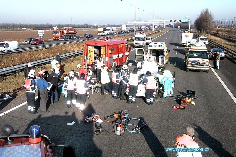 01011606.jpg - ROTTERDAMS DAGBLAD :Dordrecht:16-01-2001:Aanrijding tussen taxi en vrachtwagenVanmiddag vond omstreeks 12.30 uur op de A16 ter hoogte van 's-Gravendeel een ongeluk plaats tussen een taxi en een vrachtwagen. Hierbij raakten 2 personen zwaargewond en twee personen lichtgewond.  De taxi, die op de middenbaan reed, week uit, waarschijnlijk voor een andere vrachtwagen. waardoor de chauffeur van de taxi de macht over het stuur verloor. Daarop raakte de taxi onder het hellende gedeelte van de vrachtwagen die op de rechterrijbaan reed.  De taxi was vanuit Heerlen op weg naar het Albert Schweitzer Ziekenhuis te Dordrecht.  Deze digitale foto blijft eigendom van FOTOPERSBURO BUSINK. Wij hanteren de voorwaarden van het N.V.F. en N.V.J. Gebruik van deze foto impliceert dat u bekend bent  en akkoord gaat met deze voorwaarden bij publicatie.EB/ETIENNE BUSINK