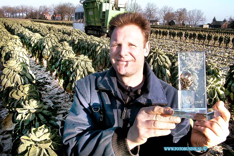 01011607.jpg - WESTWEEK:Heerjaarsdam:16-01-2001:Dhr kaptien tussen de spruiten ivm de gouden spruit gewonnen wes310spruiteb01Deze digitale foto blijft eigendom van FOTOPERSBURO BUSINK. Wij hanteren de voorwaarden van het N.V.F. en N.V.J. Gebruik van deze foto impliceert dat u bekend bent  en akkoord gaat met deze voorwaarden bij publicatie.EB/ETIENNE BUSINK