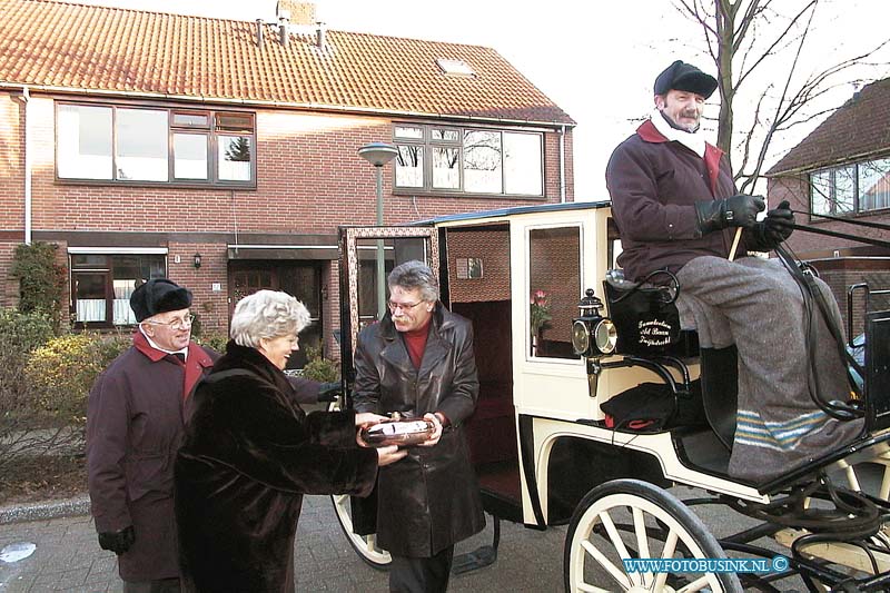 01011610.jpg - DE STEM VAN DORDT :Dordrecht :16-01-2001:pijlk 13 leo v/d wijde 40 jaar in dienst van groenveld asfetie kameling onnerswegDeze digitale foto blijft eigendom van FOTOPERSBURO BUSINK. Wij hanteren de voorwaarden van het N.V.F. en N.V.J. Gebruik van deze foto impliceert dat u bekend bent  en akkoord gaat met deze voorwaarden bij publicatie.EB/ETIENNE BUSINK