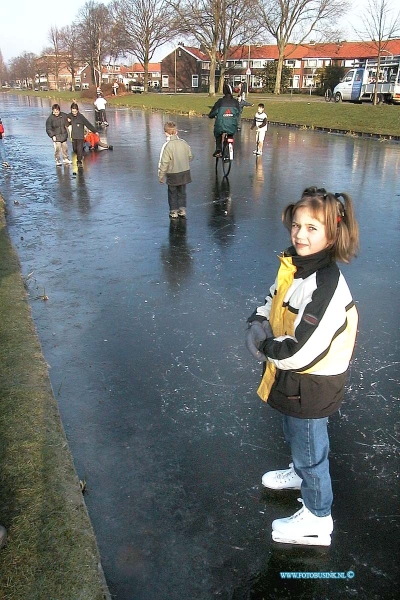 01011701.jpg - DORDTENAAR :Dordrecht:17-01-2001:kinderen op het ijs viotekade dordrecht aan het csahatsen en aan het glijdenDeze digitale foto blijft eigendom van FOTOPERSBURO BUSINK. Wij hanteren de voorwaarden van het N.V.F. en N.V.J. Gebruik van deze foto impliceert dat u bekend bent  en akkoord gaat met deze voorwaarden bij publicatie.EB/ETIENNE BUSINK