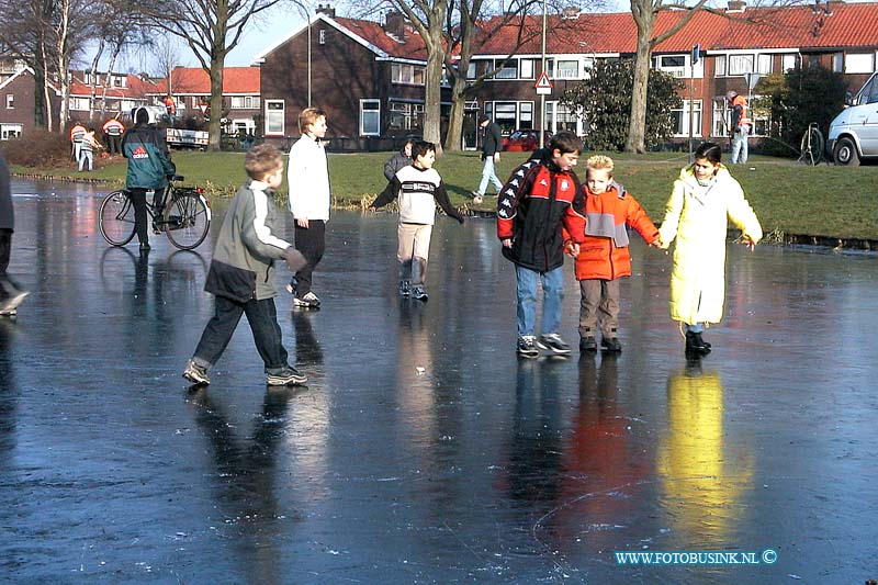 01011702.jpg - DORDTENAAR :Dordrecht:17-01-2001:kinderen op het ijs viotekade dordrecht aan het csahatsen en aan het glijdenDeze digitale foto blijft eigendom van FOTOPERSBURO BUSINK. Wij hanteren de voorwaarden van het N.V.F. en N.V.J. Gebruik van deze foto impliceert dat u bekend bent  en akkoord gaat met deze voorwaarden bij publicatie.EB/ETIENNE BUSINK