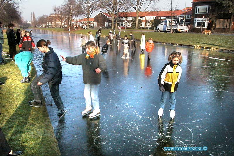 01011703.jpg - DORDTENAAR :Dordrecht:17-01-2001:kinderen op het ijs viotekade dordrecht aan het csahatsen en aan het glijdenDeze digitale foto blijft eigendom van FOTOPERSBURO BUSINK. Wij hanteren de voorwaarden van het N.V.F. en N.V.J. Gebruik van deze foto impliceert dat u bekend bent  en akkoord gaat met deze voorwaarden bij publicatie.EB/ETIENNE BUSINK