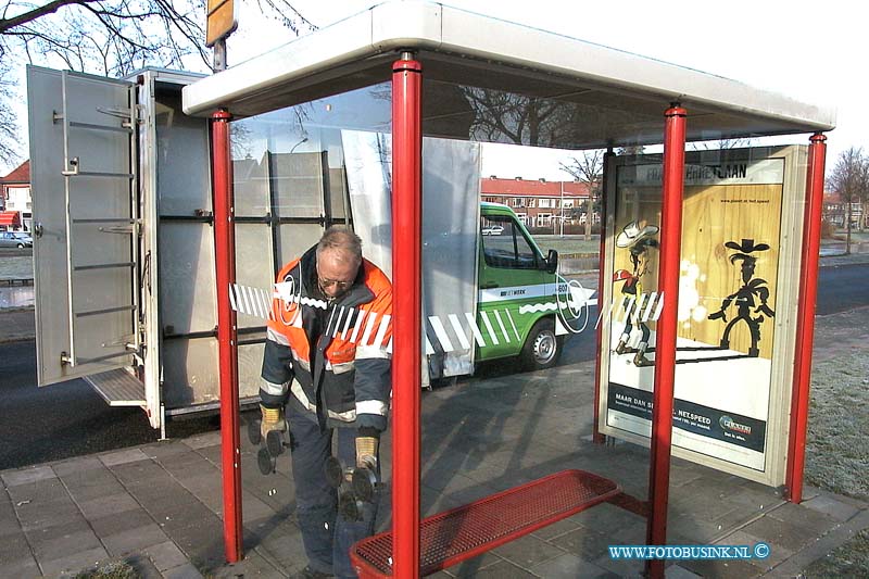 01011709.jpg - NETWERK:Dordrecht:17-01-2001:Foto van een Netwerk-ploeg die nieuw glas zet in een abri. Op de viottenkade is woensdag een etwerk-ploeg aan het werk,Deze digitale foto blijft eigendom van FOTOPERSBURO BUSINK. Wij hanteren de voorwaarden van het N.V.F. en N.V.J. Gebruik van deze foto impliceert dat u bekend bent  en akkoord gaat met deze voorwaarden bij publicatie.EB/ETIENNE BUSINK