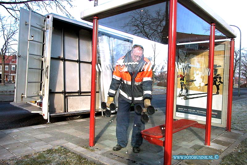 01011710.jpg - NETWERK:Dordrecht:17-01-2001:Foto van een Netwerk-ploeg die nieuw glas zet in een abri. Op de viottenkade is woensdag een etwerk-ploeg aan het werk,Deze digitale foto blijft eigendom van FOTOPERSBURO BUSINK. Wij hanteren de voorwaarden van het N.V.F. en N.V.J. Gebruik van deze foto impliceert dat u bekend bent  en akkoord gaat met deze voorwaarden bij publicatie.EB/ETIENNE BUSINK