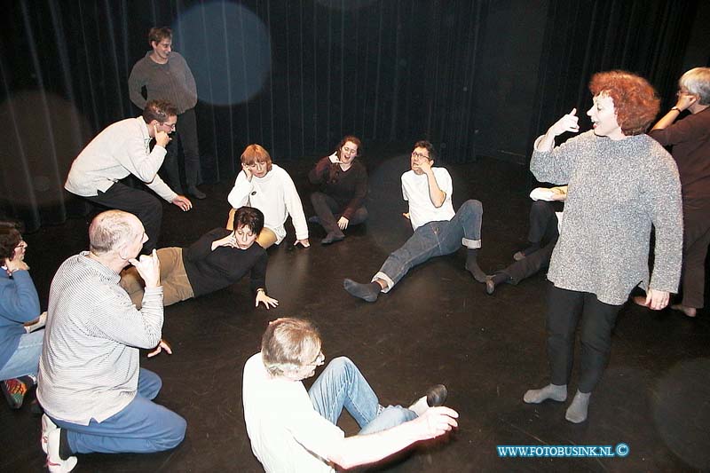 01011804.jpg - DORDTENAAR :Dordrecht:18-01-2001:Theater De Berckepoort, Voorstraat 220 te Dordrecht. Theatersportvereniging Fijn Dank U Wel.Deze digitale foto blijft eigendom van FOTOPERSBURO BUSINK. Wij hanteren de voorwaarden van het N.V.F. en N.V.J. Gebruik van deze foto impliceert dat u bekend bent  en akkoord gaat met deze voorwaarden bij publicatie.EB/ETIENNE BUSINK