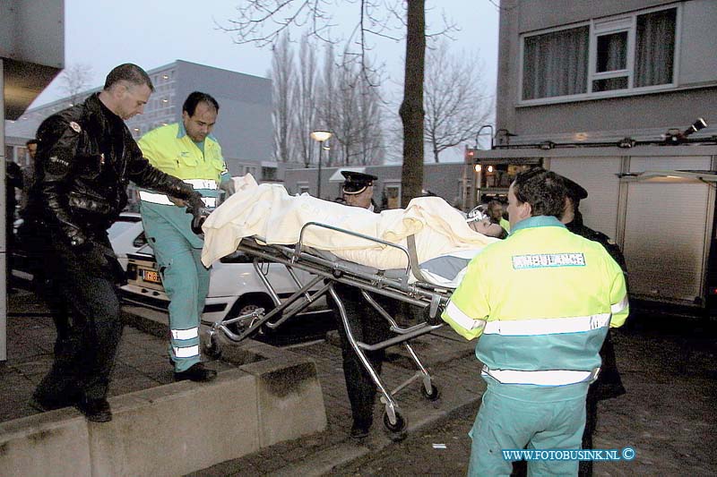 01011902.jpg - DORDTENAAR :Dordrecht:19-01-2001:bij een brand op de ruis de bereboeckweg in dordrecht op de 2e etage van een flat is vanavond een kindje van turkse afkomst bewusteloos geraak en met spoed naar het ziekenhuis gebracht nadat de woning in brand was gevlogen de brandweeer bluste de brand in de woning de flat werdt voor alle bewonners tijdelijk ontruimt door de rook ontwikkeling.Deze digitale foto blijft eigendom van FOTOPERSBURO BUSINK. Wij hanteren de voorwaarden van het N.V.F. en N.V.J. Gebruik van deze foto impliceert dat u bekend bent  en akkoord gaat met deze voorwaarden bij publicatie.EB/ETIENNE BUSINK