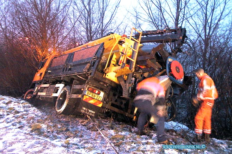 01012008.jpg - WFA :Alblasserdam:20-01-2001:op de afrit rw a15 alblasserdam onstond zaterdag middag door de hevige sneeuwval een aanrijding met 5 auto's een strooiwagen die er net achter reed kon de aanrijding maar net ontwijken van wegen de gladheid en kwam op zijn kant terecht in de berm het duurde uren voor dat de strooiwgaen getakeld kon worden van wegen de gladheid.Deze digitale foto blijft eigendom van FOTOPERSBURO BUSINK. Wij hanteren de voorwaarden van het N.V.F. en N.V.J. Gebruik van deze foto impliceert dat u bekend bent  en akkoord gaat met deze voorwaarden bij publicatie.EB/ETIENNE BUSINK