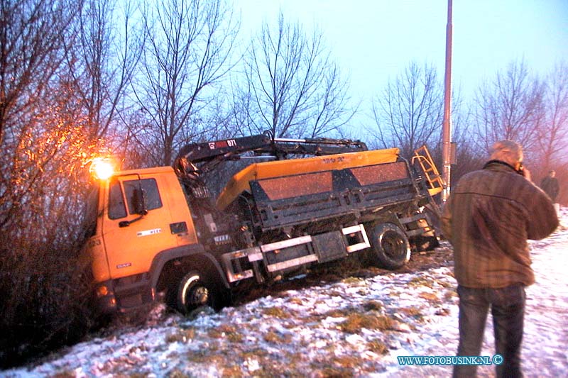 01012009.jpg - WFA :Alblasserdam:20-01-2001:op de afrit rw a15 alblasserdam onstond zaterdag middag door de hevige sneeuwval een aanrijding met 5 auto's een strooiwagen die er net achter reed kon de aanrijding maar net ontwijken van wegen de gladheid en kwam op zijn kant terecht in de berm het duurde uren voor dat de strooiwgaen getakeld kon worden van wegen de gladheid.Deze digitale foto blijft eigendom van FOTOPERSBURO BUSINK. Wij hanteren de voorwaarden van het N.V.F. en N.V.J. Gebruik van deze foto impliceert dat u bekend bent  en akkoord gaat met deze voorwaarden bij publicatie.EB/ETIENNE BUSINK