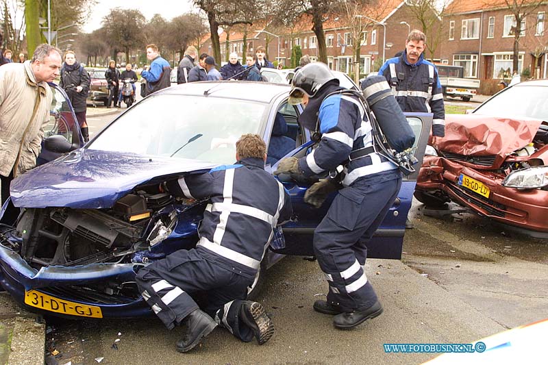 01012304.jpg - DORDTENAAR :Dordrecht:23-01-2001:bij een aanrijding op de viotekade dordrecht raakte 2 mesnen (vrouwen ) zwaar gewond en werden naar een ziekenhuis gebrachtde brandweer demoneerde de accu's van beide auto's in verband met brand gevaar.Deze digitale foto blijft eigendom van FOTOPERSBURO BUSINK. Wij hanteren de voorwaarden van het N.V.F. en N.V.J. Gebruik van deze foto impliceert dat u bekend bent  en akkoord gaat met deze voorwaarden bij publicatie.EB/ETIENNE BUSINK